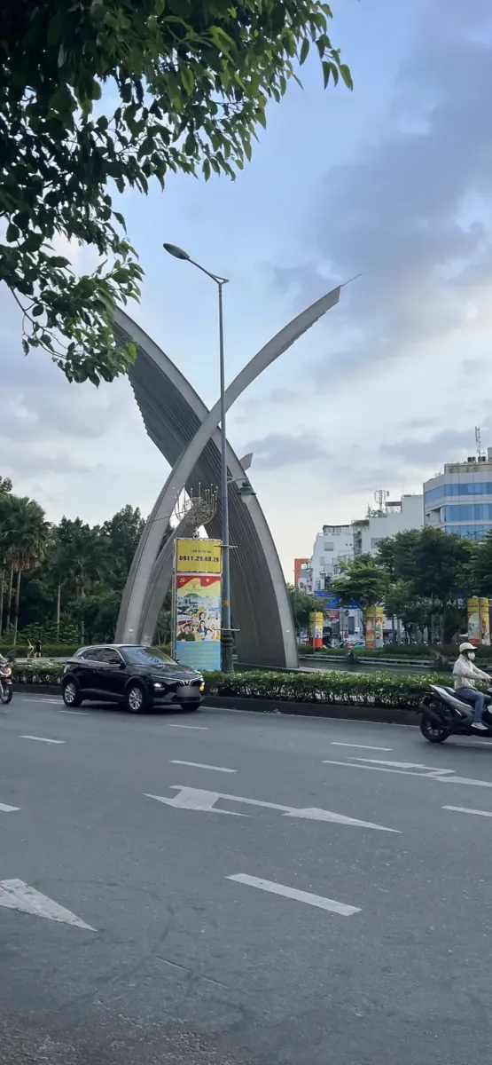 Biểu tượng Chim Lạc với các cánh kim loại cong vút đan chéo tại vòng xoay Lăng Cha Cả, TP.HCM