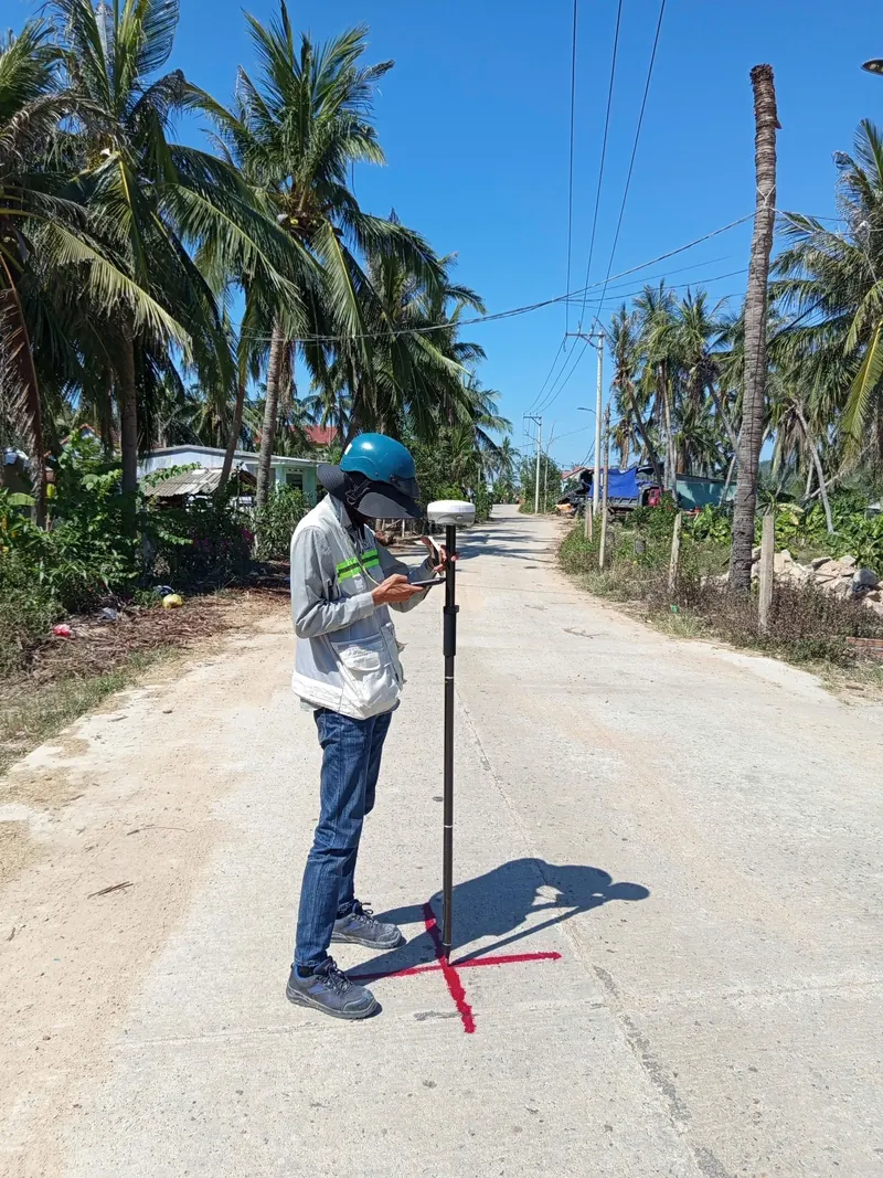 Đo điểm kiểm tra bằng GNSS RTK trên đường bê tông có đánh dấu sơn, Phú Yên