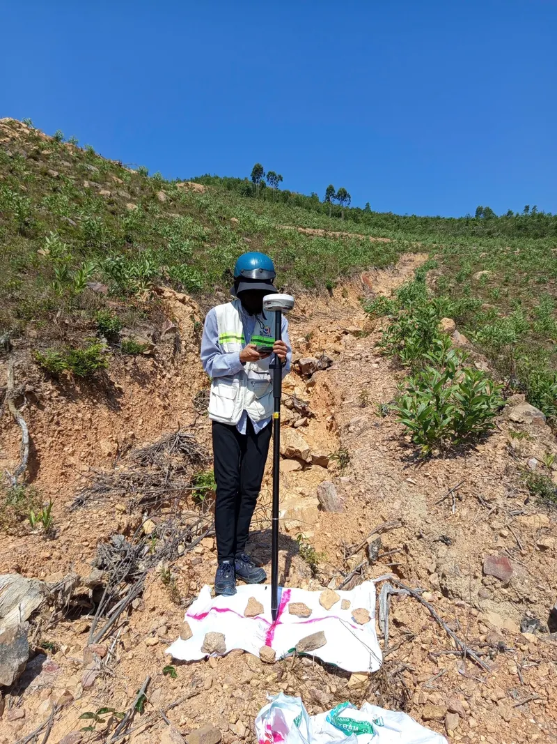 Đo tọa độ tâm tấm tiêu GCP bằng máy GNSS RTK trên sườn đồi Phú Yên