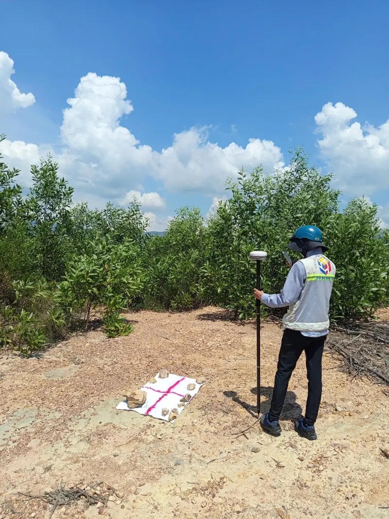 Kỹ sư 3DSCAN đo GNSS RTK tại mốc GCP đặt ở khoảng trống giữa đồi keo, Phú Yên