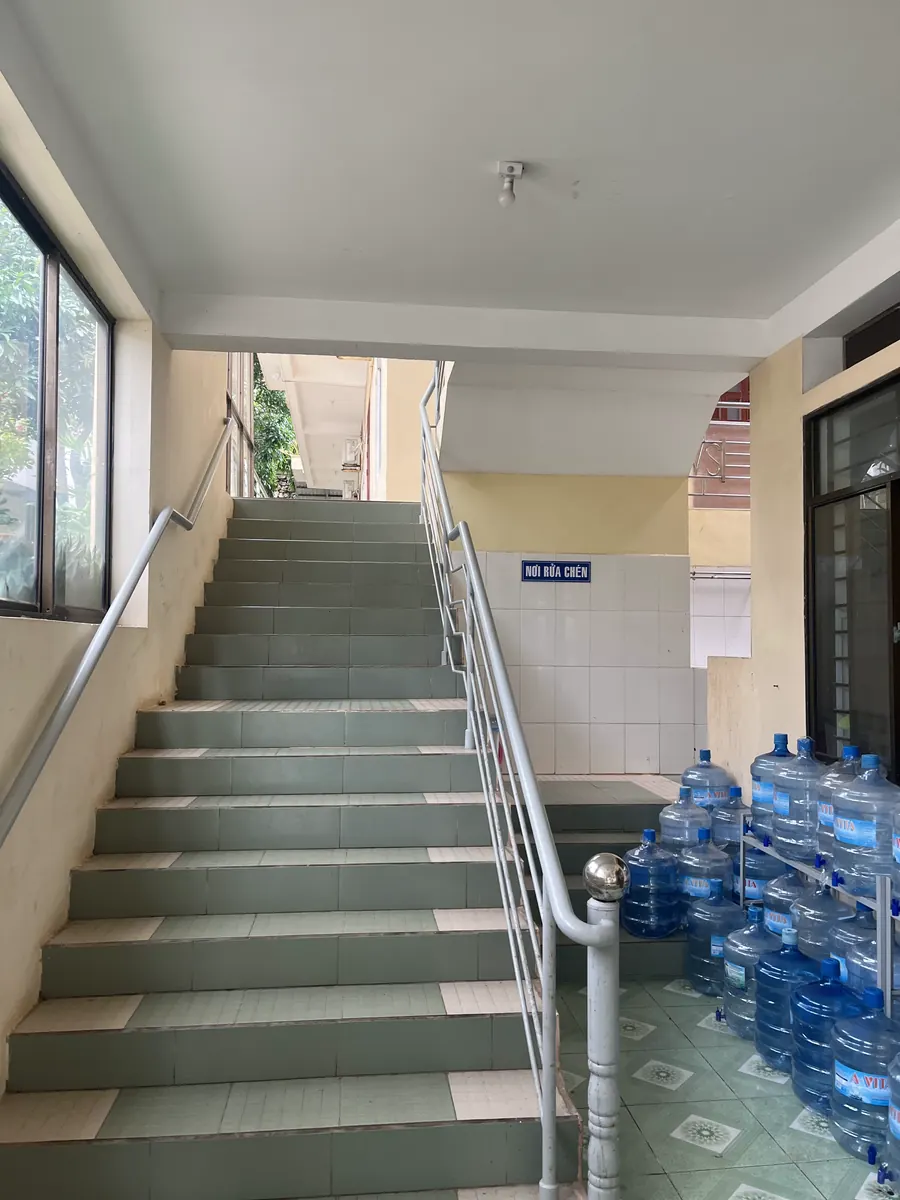 Cầu thang bê tông nối các cao độ sàn trong khối nhà