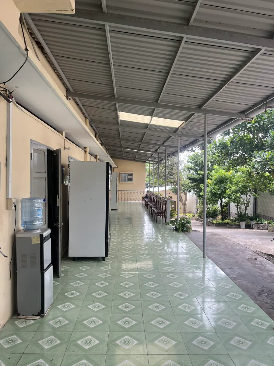 Hành lang mái tôn nối các khối nhà trong khuôn viên