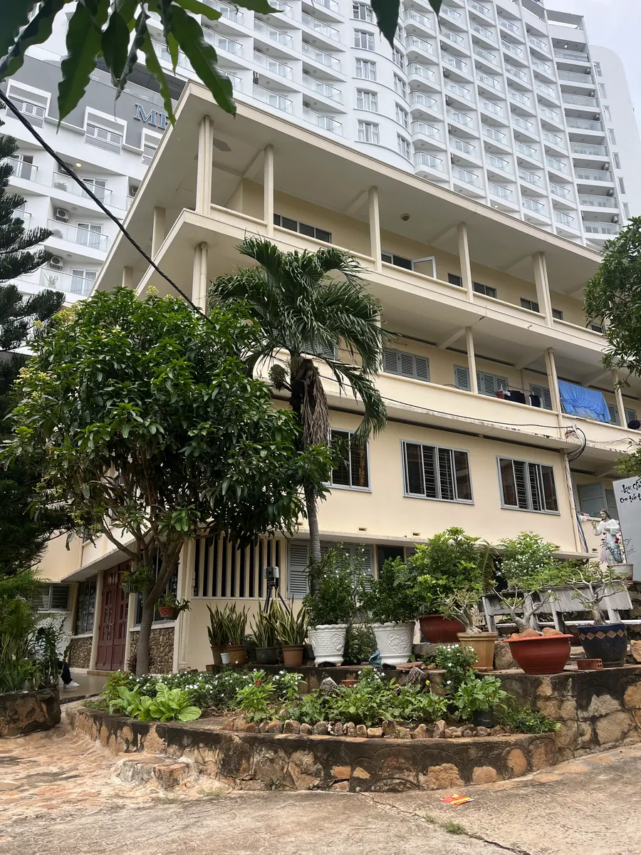 Khối nhà chính của Cộng đoàn Betania Bãi Dâu nhìn từ sân