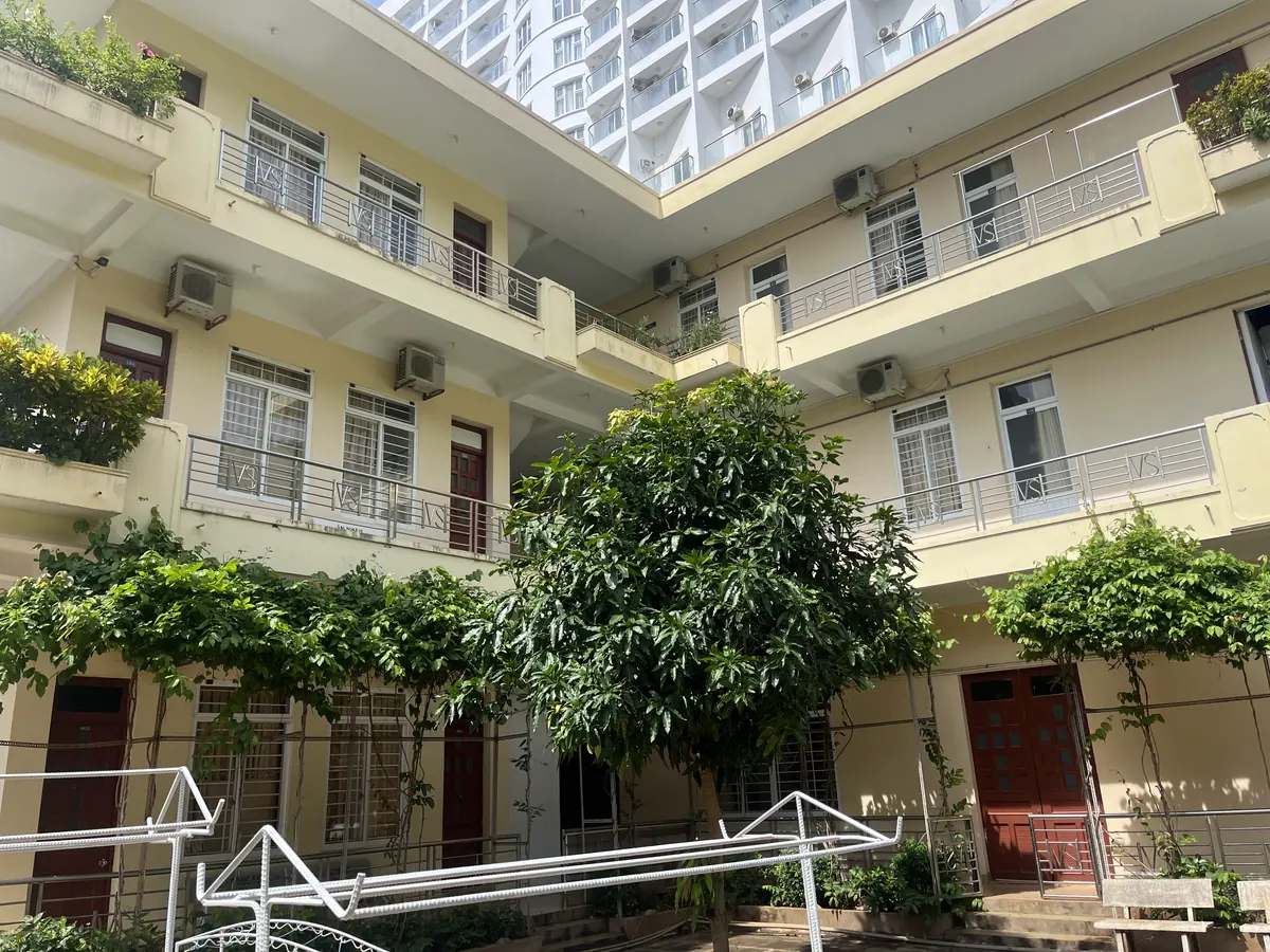 Khối nhà nhiều tầng có hành lang ngoài và lan can sắt