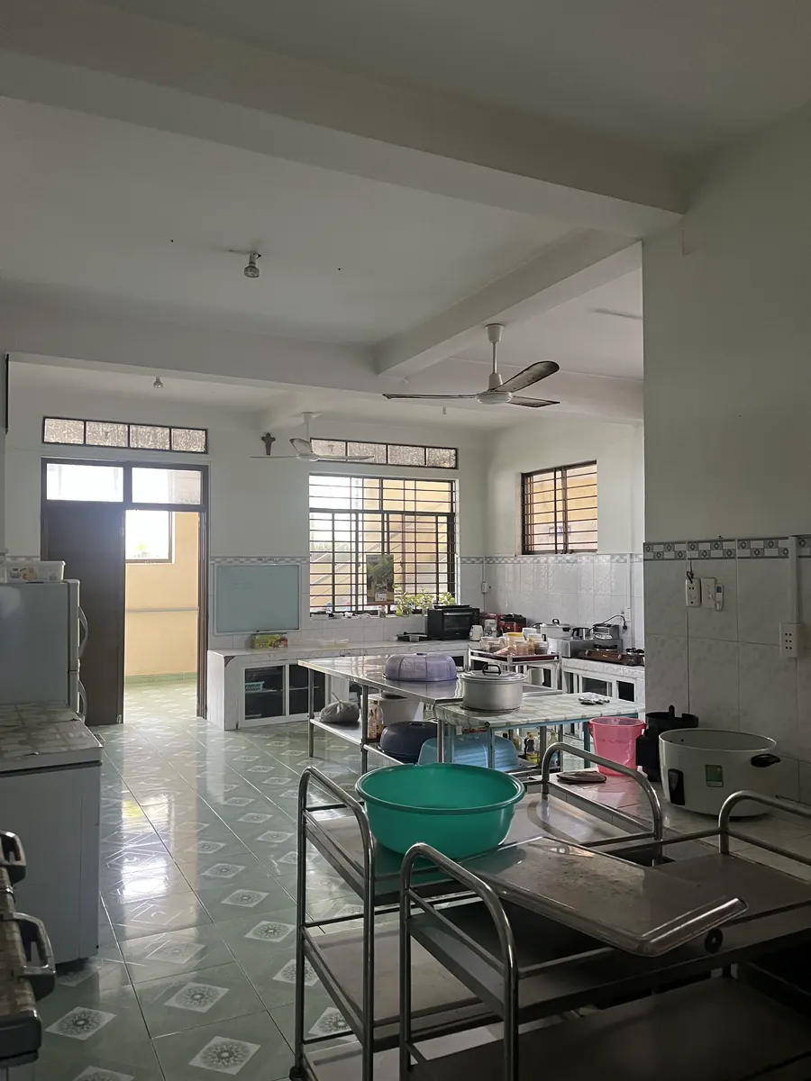 Khu bếp hiện trạng với cửa sổ và cửa thông sang khu phía sau
