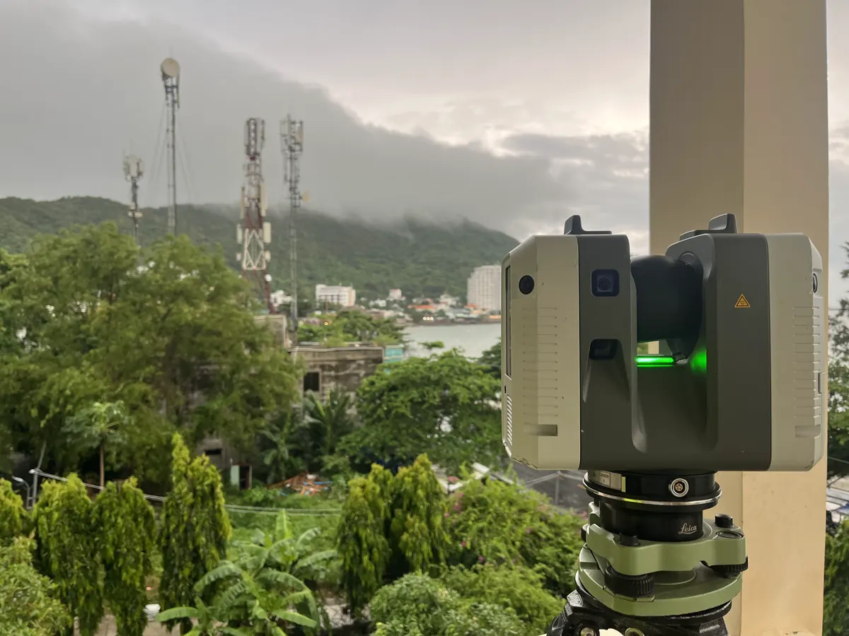 Máy quét laser Leica RTC360 đặt trên tầng cao, phía sau là núi và thành phố Vũng Tàu