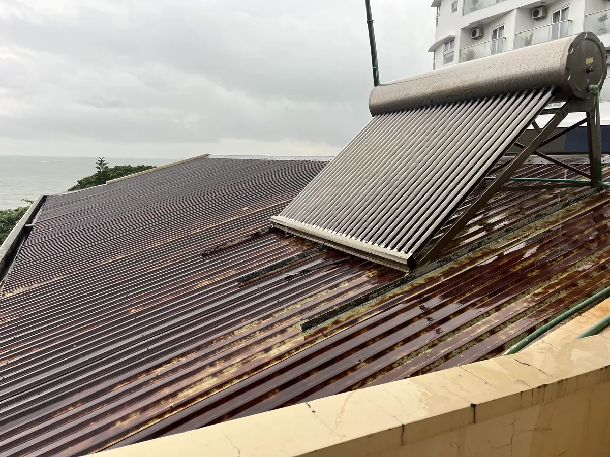 Mái tôn và máy nước nóng năng lượng mặt trời trên mái khối nhà