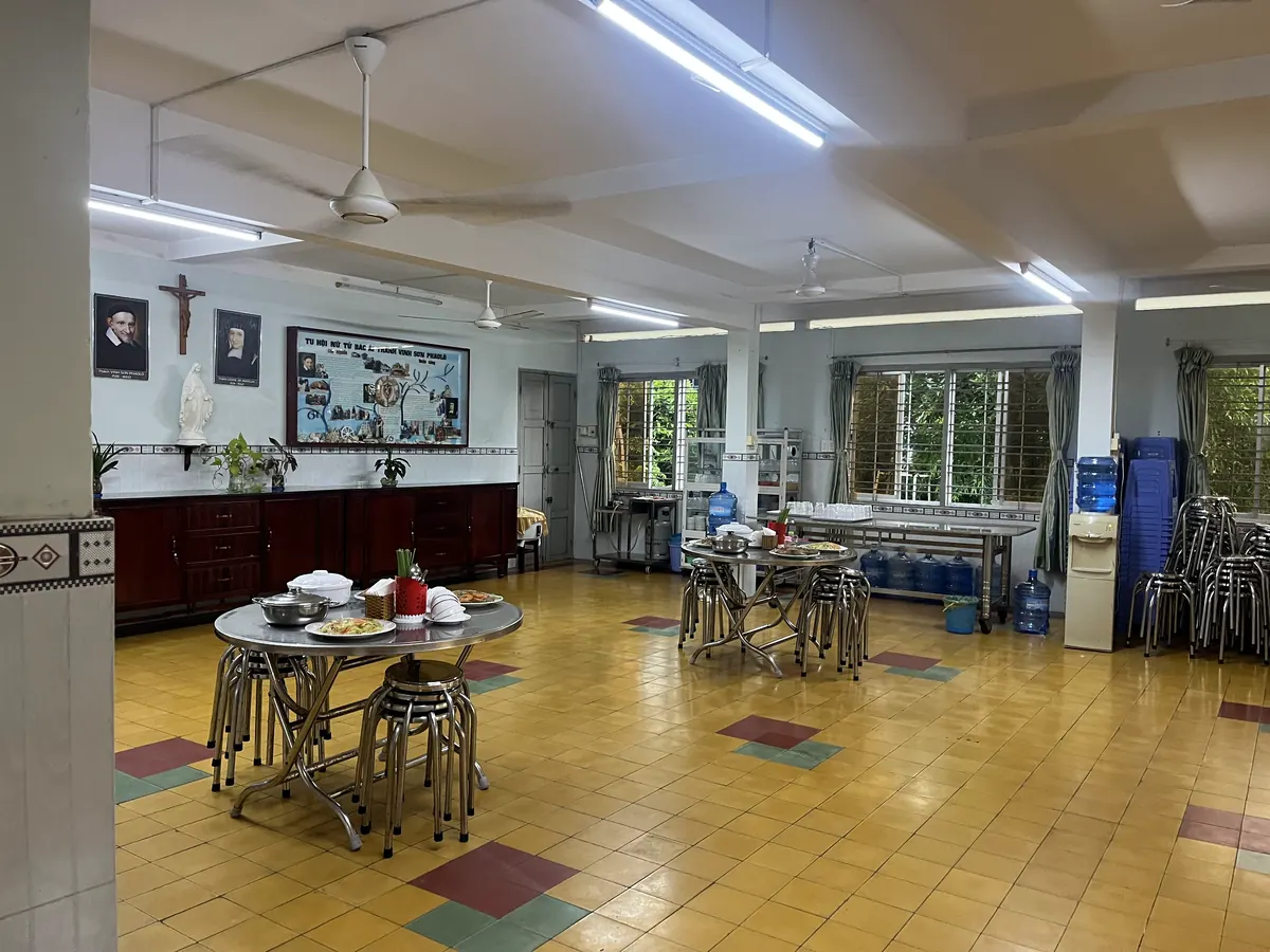 Phòng sinh hoạt chung với hệ cột, dầm và sàn gạch hiện trạng