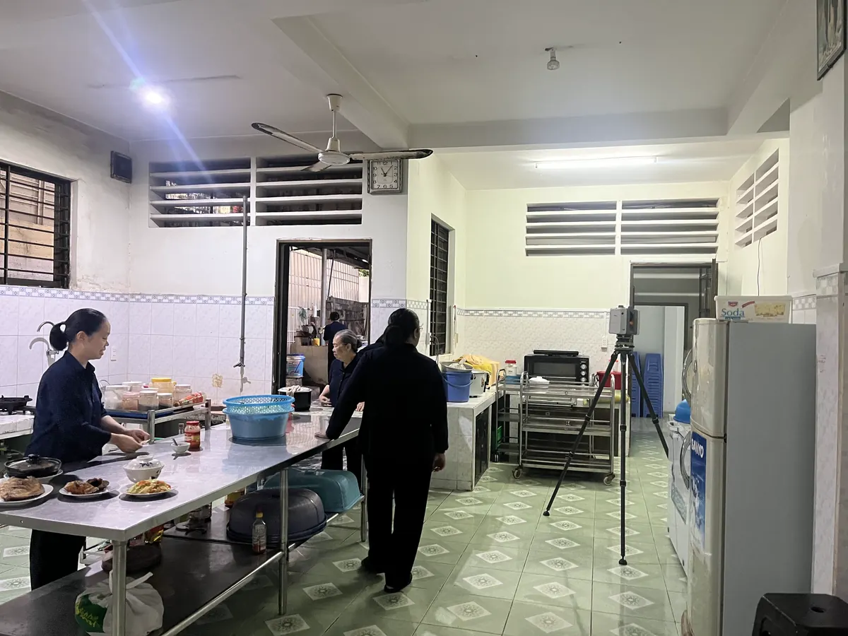 Quét laser 3D khu bếp trong lúc vẫn có người làm việc