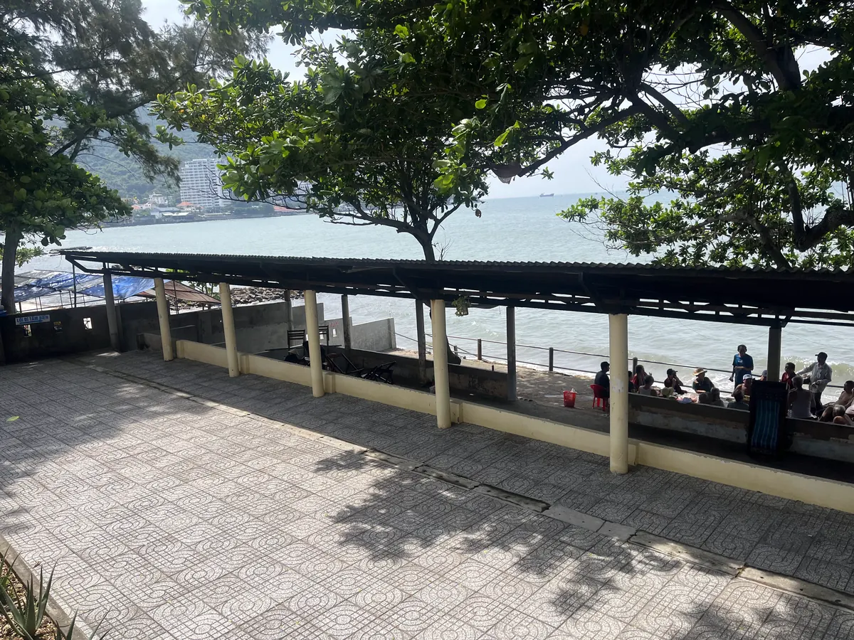 Sân lát gạch phía sau công trình nhìn ra biển Bãi Dâu
