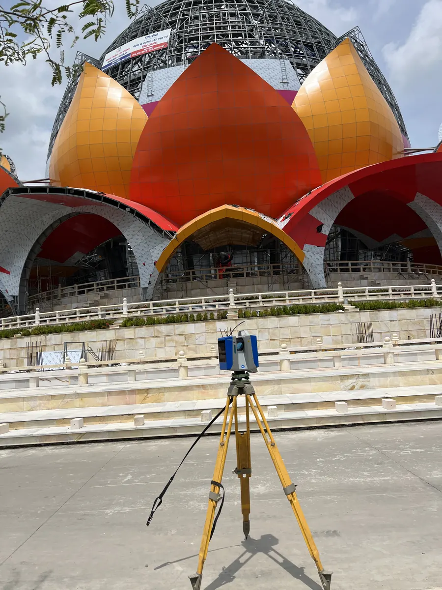 Z+F IMAGER 5016 laser scanner set up in front of Liên Hoa Bảo Tháp under construction at Tân Huê Viên