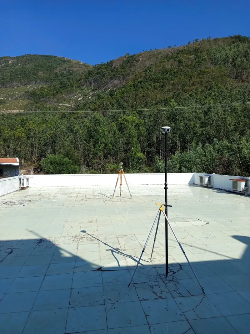 Trạm base GNSS đặt trên chân máy ở sân thượng, khảo sát địa hình Phú Yên